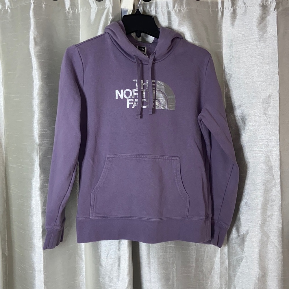 1121 The North Face women’s hoodie size medium